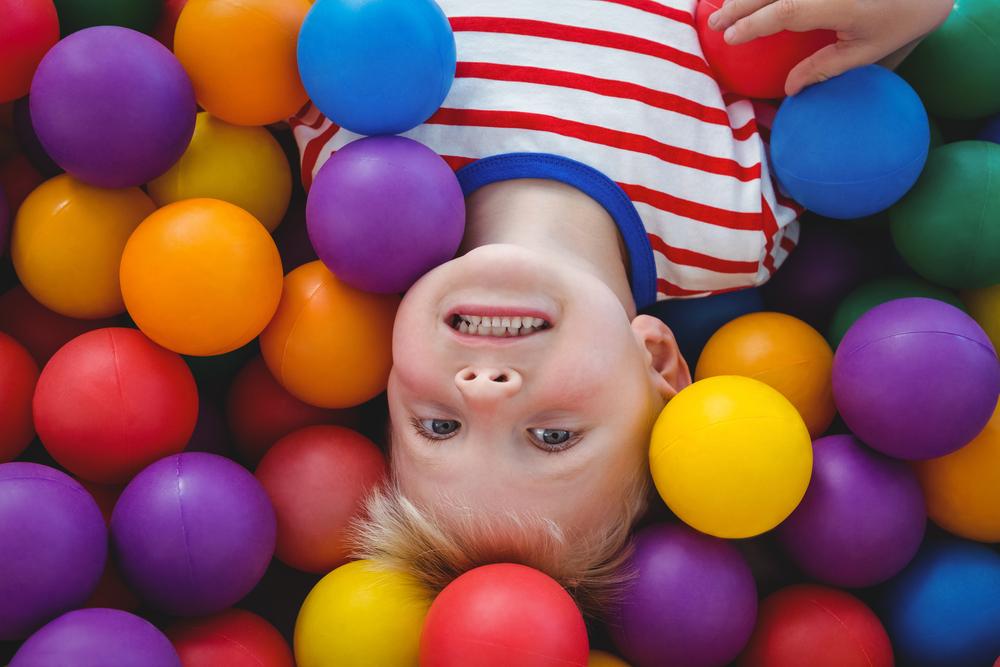 Enfants jouant dans les piscines à balles du Kids Park