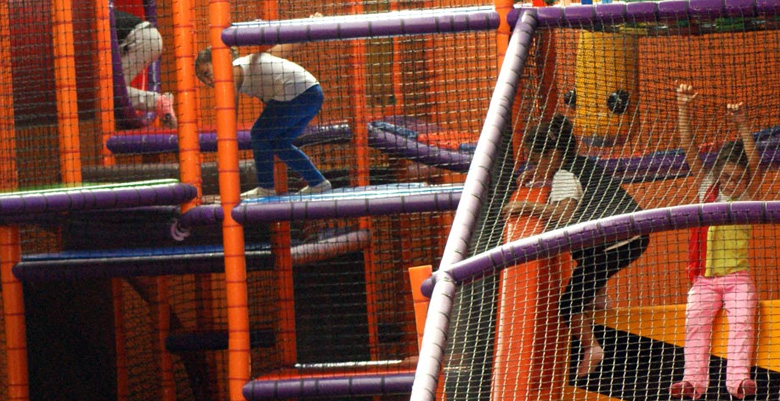 Labyrinthe géant du Kids Park à Marignane