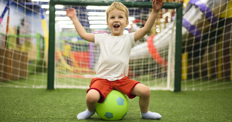 Le Football De Jeu D'enfants Enfant Au Terrain De Football Photo